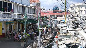 Rund um den Yachthafen der Hauptstadt Bridgetown geht es lebhaft zu.